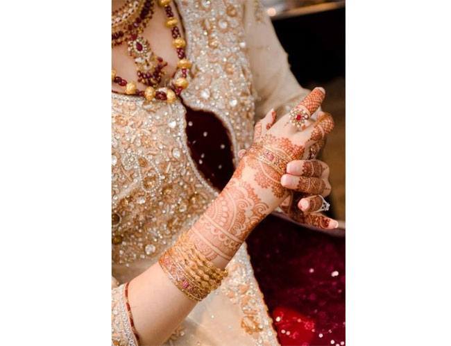 Bridal Bangles With Mehendi Designs