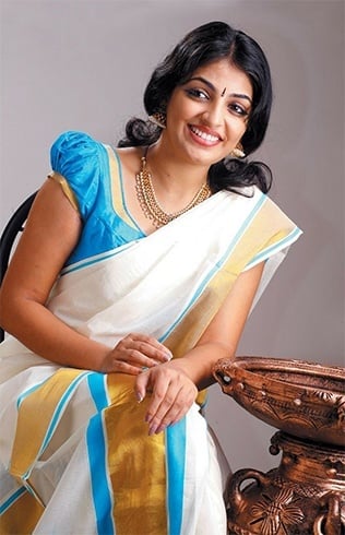 coloured-blouses-with-onam-sarees.jpg