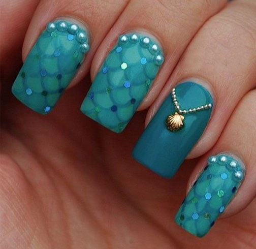 Decorate your nails with the charms of the ocean