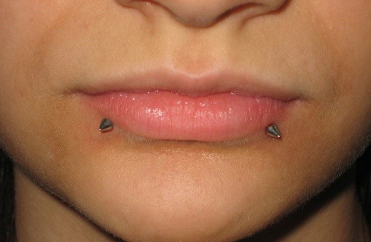 labret piercing