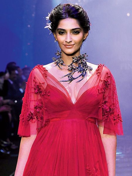 funky accessory sonam kapoor funky accessory sonam kapoor