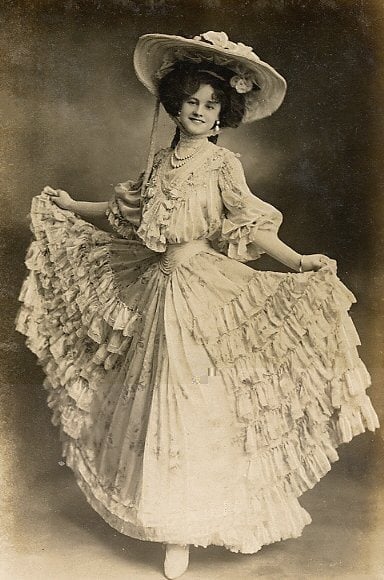 victorian era outfits