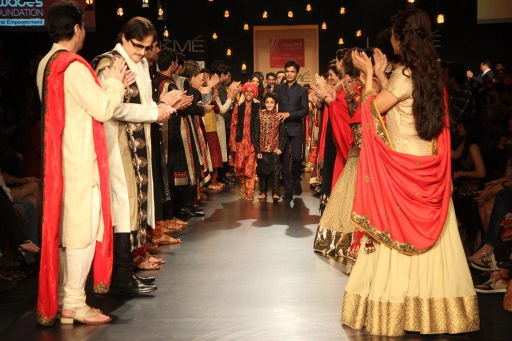 Designer Vikram Phadnis withhis Bollywood Celebs walking the ramp