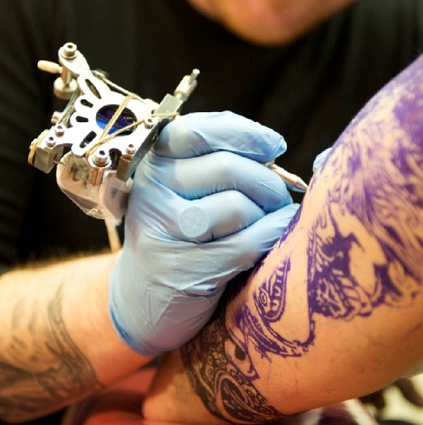Permanent Tattoo gegen temporäre Tätowierung Damenmode mit Stil