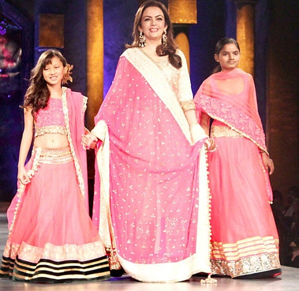 Nita Ambani walked two little girls mijwan sonnets fabric fashion show