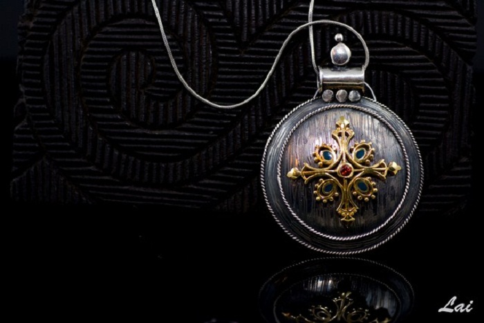 contemporary lai pendant diwali special