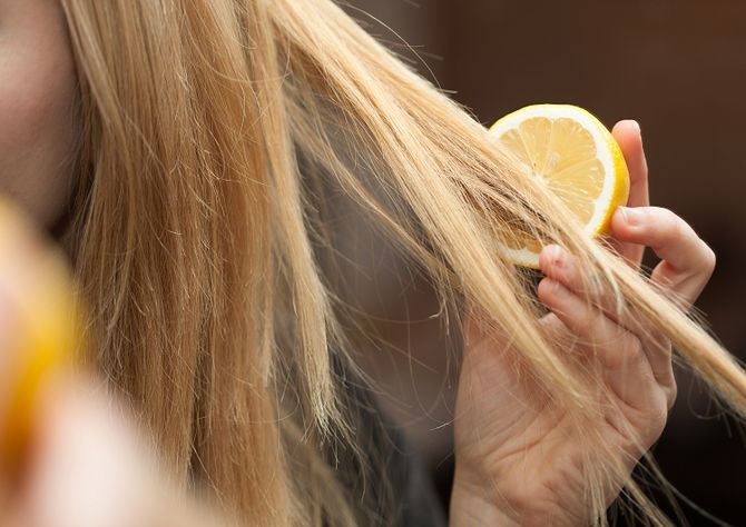 apply-lemon-to-bleach-your-hair