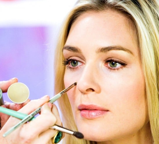 Makeup_Tricks_to_Hide_a_Double_Chin Makeup Tricks to Hide a Double Chin