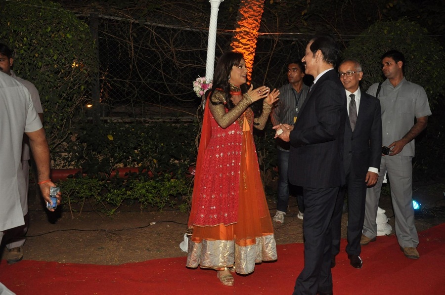 Juhi-Chawla-ahana-deol-reception