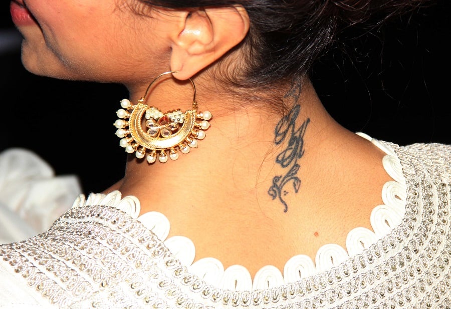 Deepika Padukone RK Tattoo Photos Bollywood Actress Deepika Padukone Rk  Tattoo Story  Deepika Padukone क गरदन पर RK Tattoo क बनन और इस मटन  क कहन कफ दलचसप ह आप भ