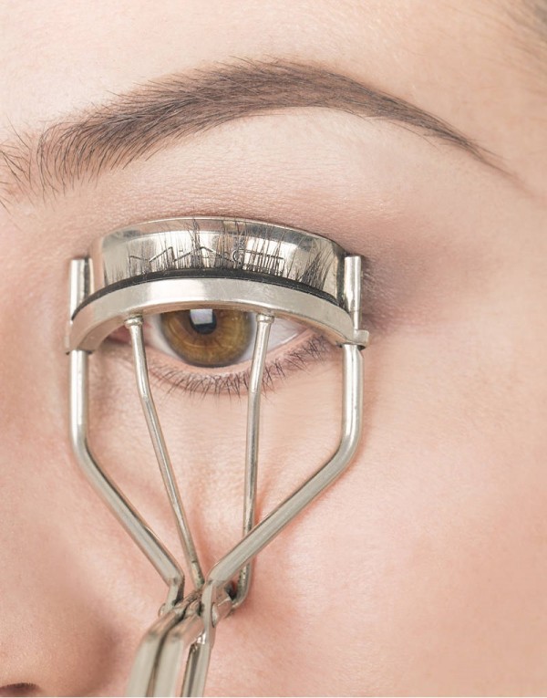 How to Get Kim Kardashian's Faux Lashes using Baby Powder