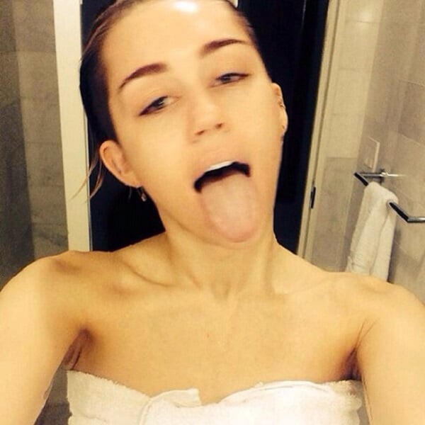 Miley-Cyrus-tongue-selfie