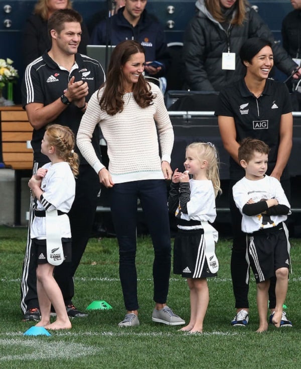 kate-middleton-jonathan-saunders-cream-sweater-jeans-football-new-zealand-h724