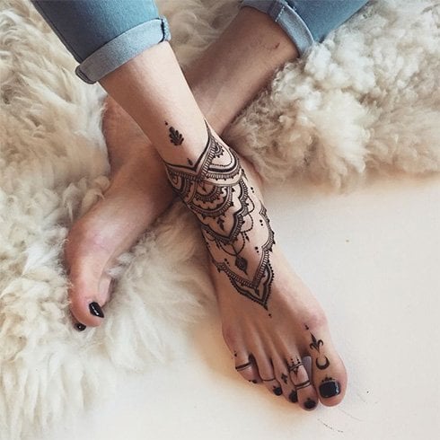 Simple Mehandi Designs on Legs