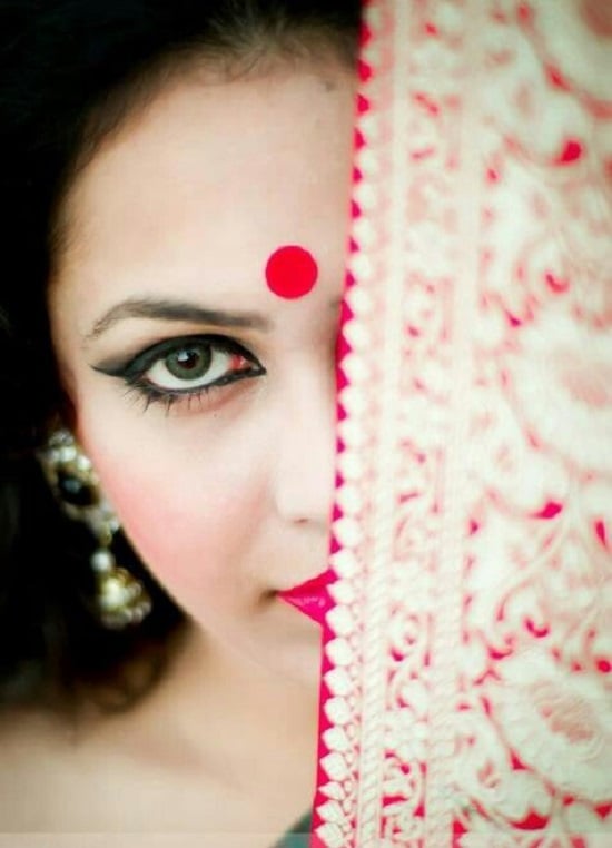 Red Bindi: Auferstehung des dritten Auges der Mode  