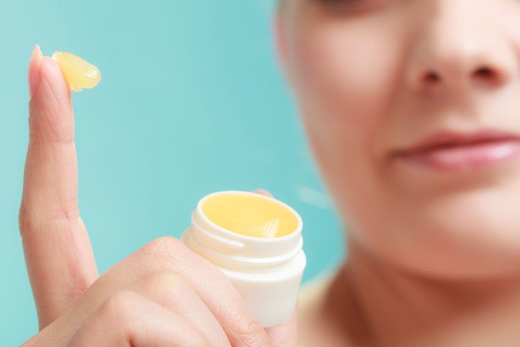 Beste Verwendung von Vaseline - Beauty Hacks und Tipps, die Sie wissen sollten  