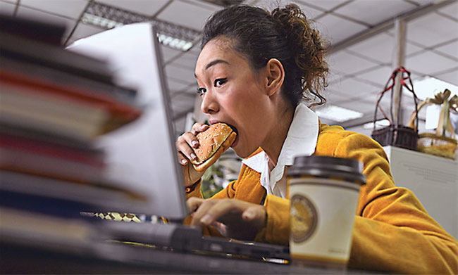 Wie man sich glücklich und zufrieden fühlt Egal was Sie essen  