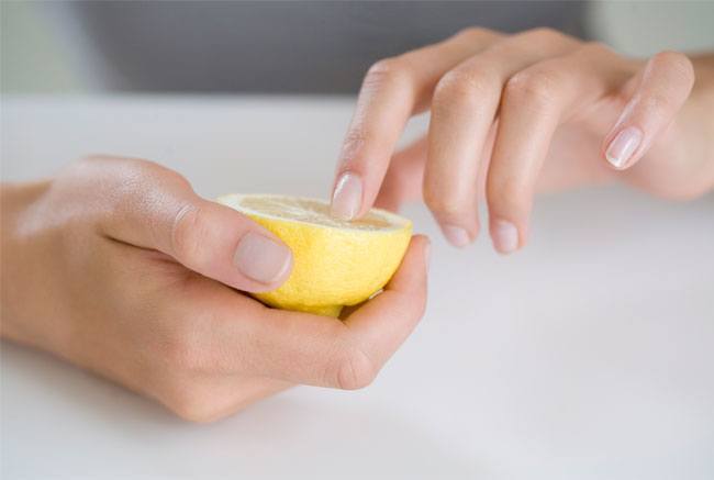 yellow nails