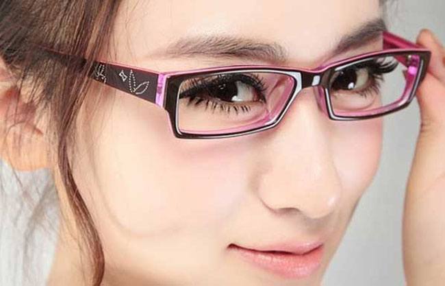Put Shimmer In Your Lower Eye Lid