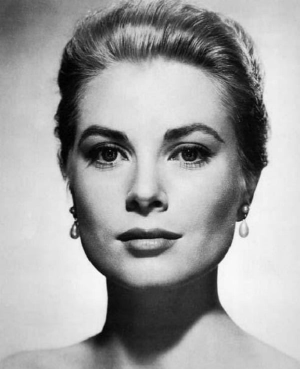 Grace Kelly Contoured Face Makeup with Blush Grace Kelly Contoured Face Makeup with Blush