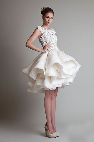 Floor sweeping wedding dress