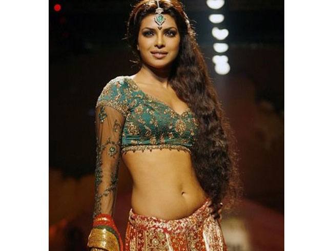 Hot and stylish abs revealing short choli