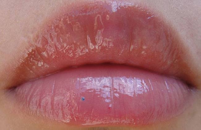 Use coconut oil as lip balm