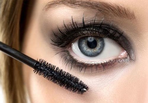 Avoid these mistakes while wearing your mascara