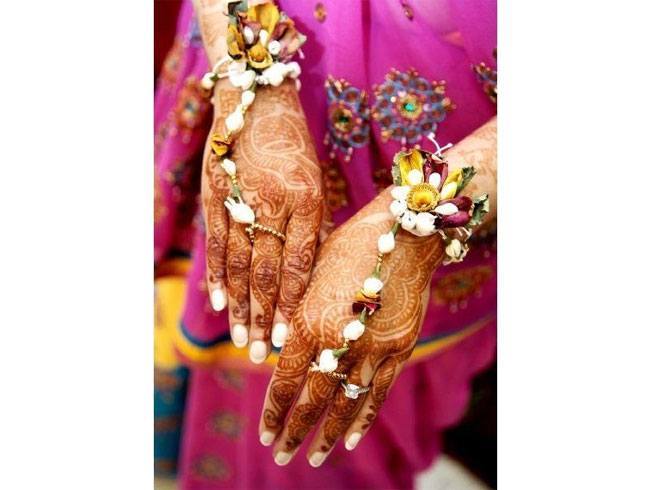 Fresh flower jewellery designs for hand