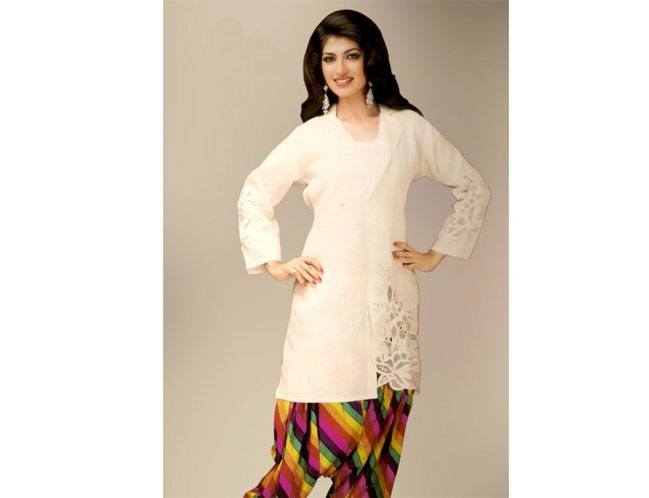 How to Wear White Kurti in Different Ways - Styling Kurtis 