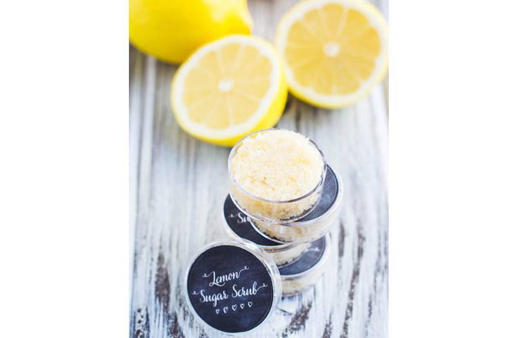 DIY Honey lemon lip scrub