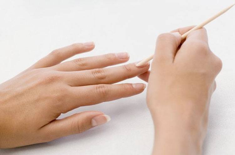 How to Clean Your Fingernails