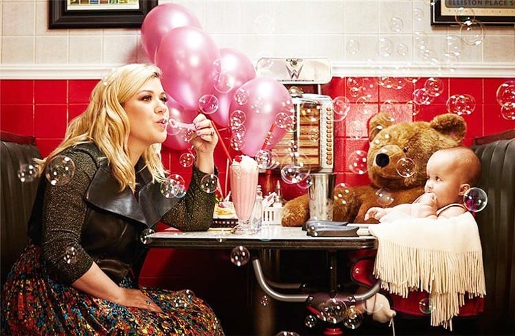 Kelly Clarkson enjoying with her daughter