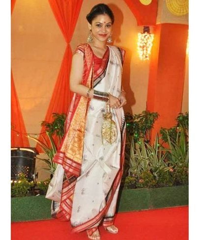 Sumona Chakravarti in Bengali styles saree