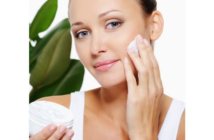 Women Apply Makeup Women Apply Makeup