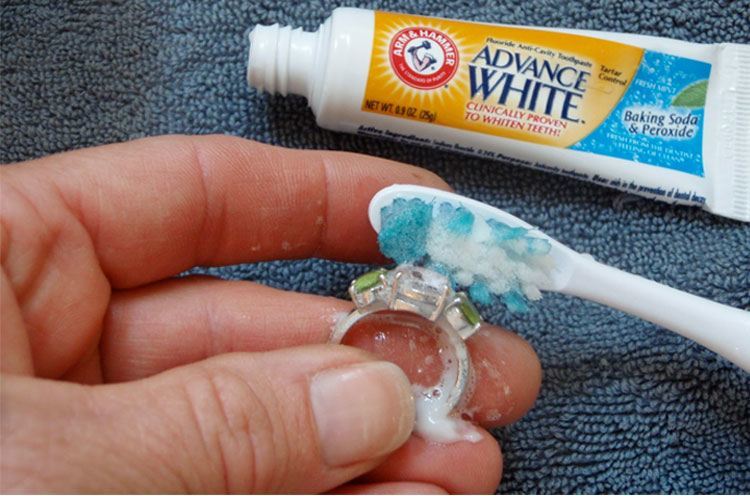 How to Clean Silver Jewelry Using Toothpaste