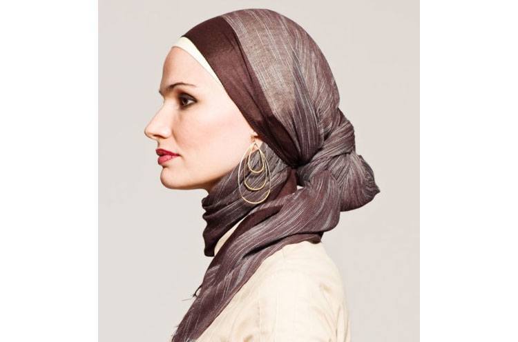 Loop earrings with hijab knot