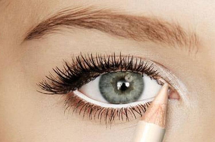 Make Eyes Look Big with white eyeliner