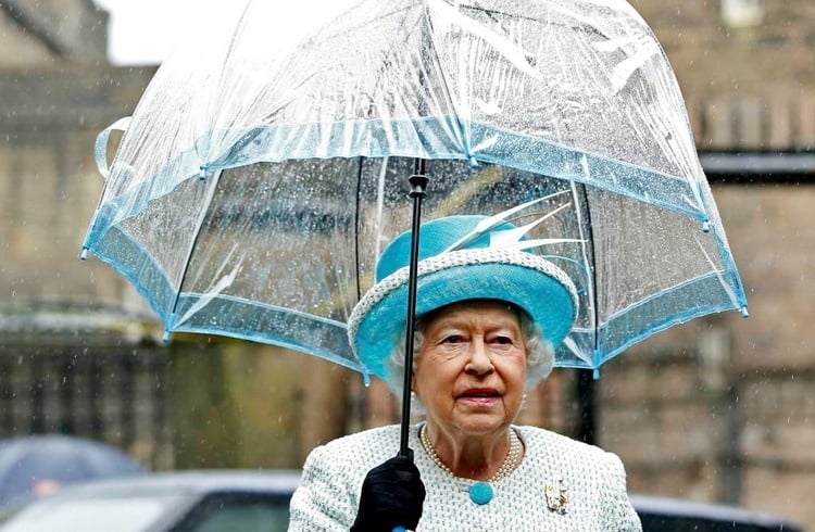 Elizabeth II umbrella in rain