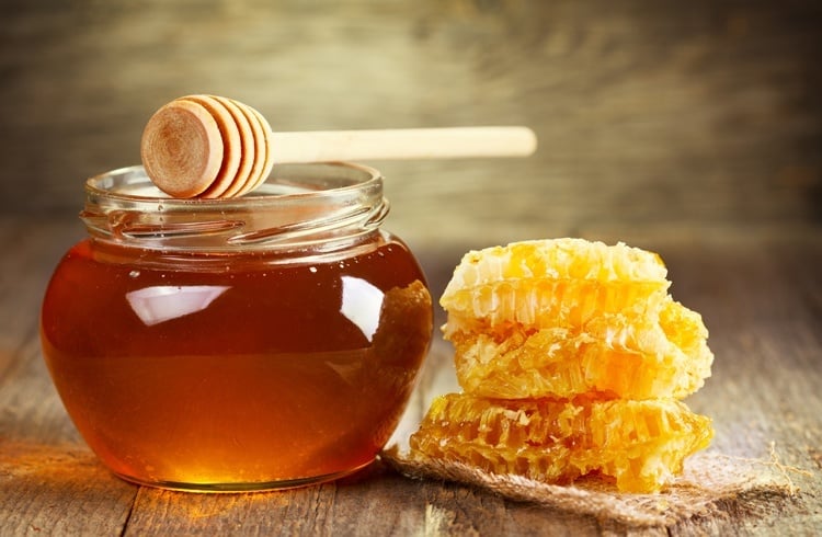 Honey for pink eye treatment