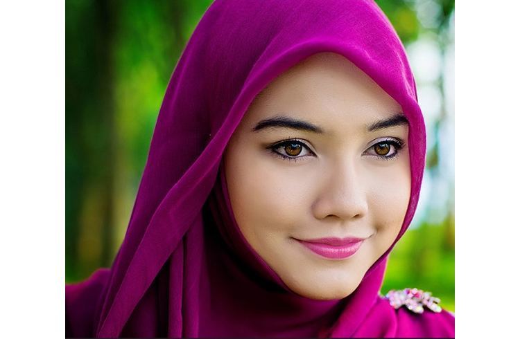 Lip makeup with hijab