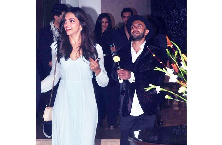 Ranveer gave flowers to Deepika