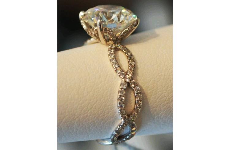 Diamond vintage engagement ring
