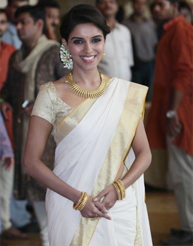 Asin wearing gold jewellery