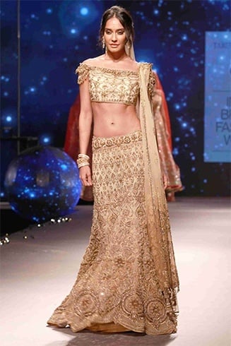 Lisa Haydon walks for Tarun Tahiliani