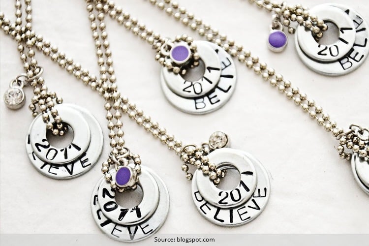 Washer Necklace Tutorial: Drehen Sie diese Unterlegscheiben in Trendy Neckpieces!  