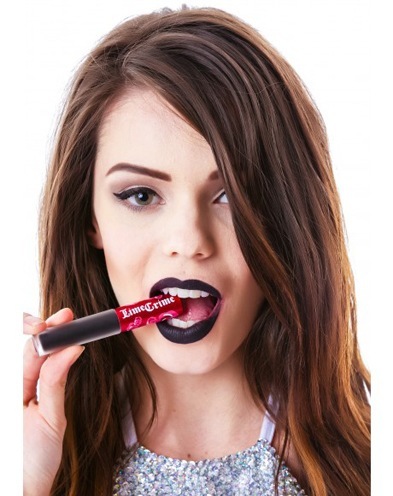 Halloween-Make-up: Wie man schwarzen Lippenstift trägt  