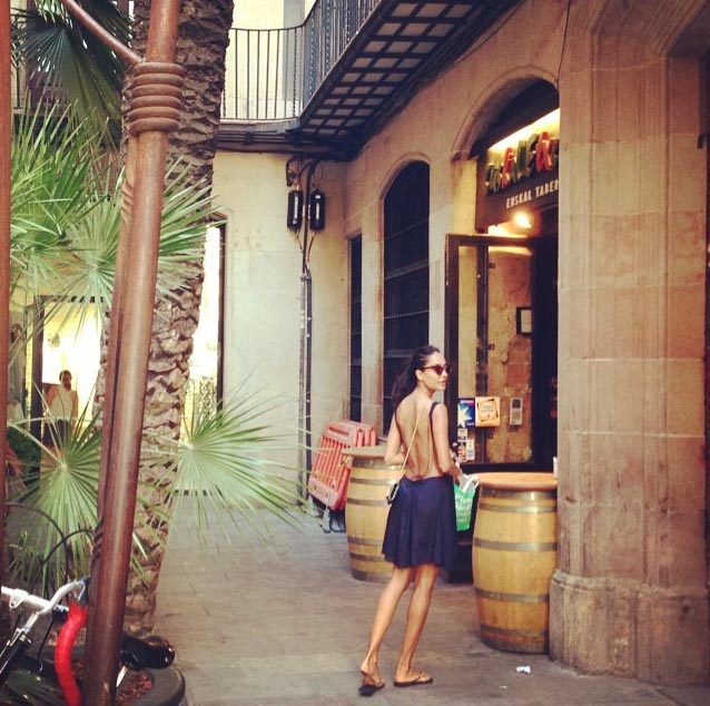 Lisa Haydon lazy strolling in Barcelona