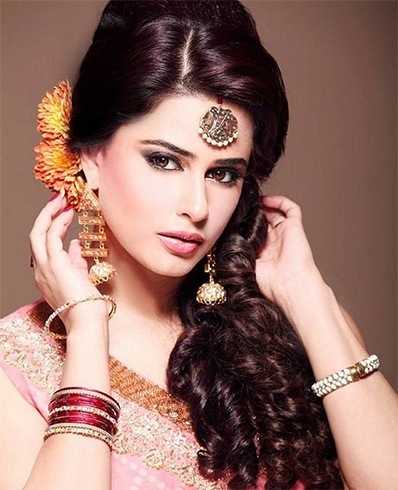 Diese Diwali Flaunt jede dieser hübschen lockigen Frisuren für Frauen 