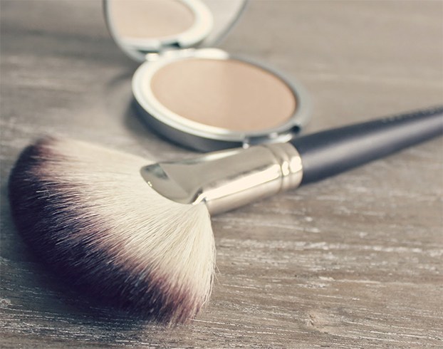 How to apply bronzer with a fan brush